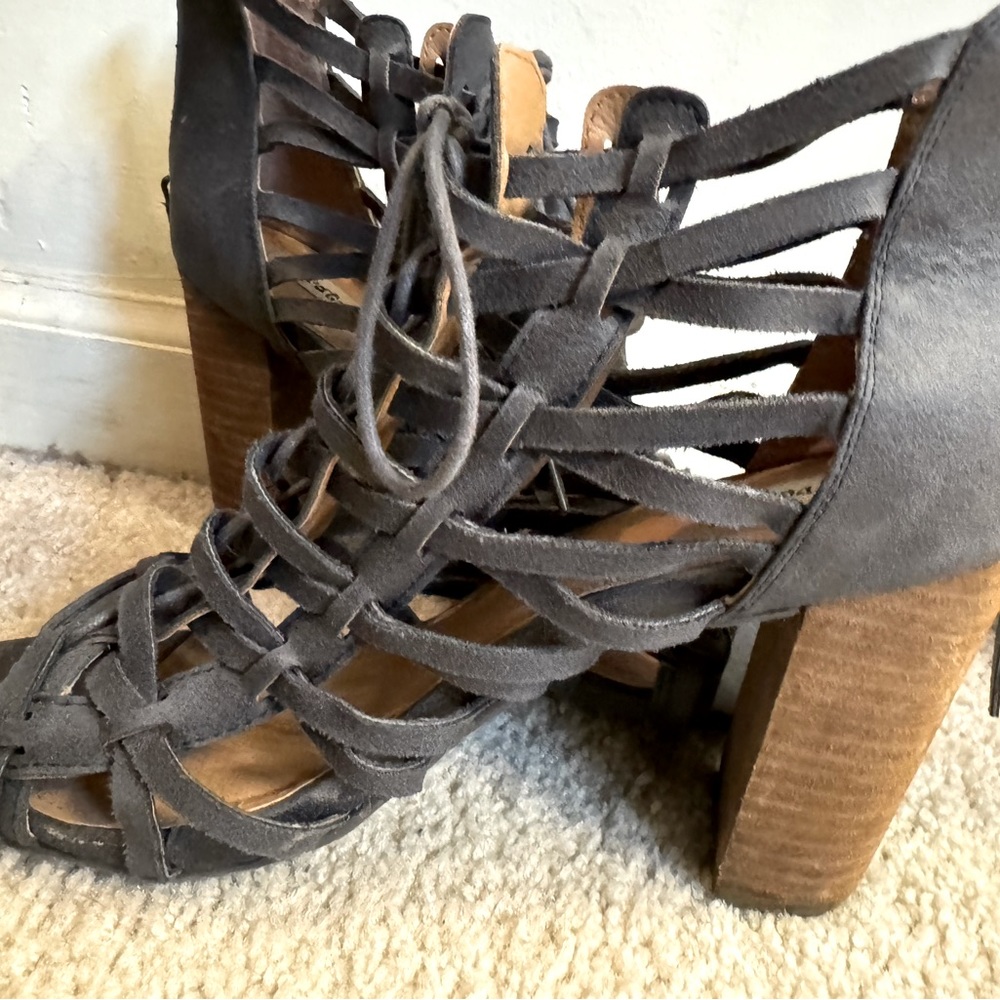 Beautiful strappy sandal with cutout design and ankle tie. Grey color. Size 10